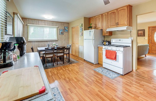 Streamwood House | 8 Mi to Nature Center: Streamwood Gem w/Yard!