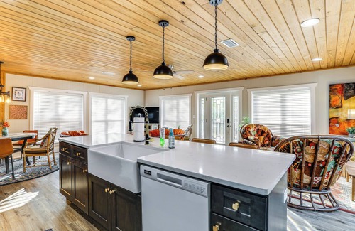 Boswell Cottage | 8 Mi to Ozark Folk Center: Home w/Hot Tub & Deck