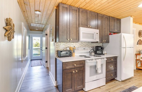 Boswell Cottage | 8 Mi to Ozark Folk Center: Home w/Hot Tub & Deck