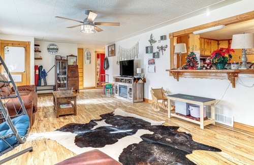 Scottsbluff House | 8 Mi to Scotts Bluff Nat'l Monument: Family Home