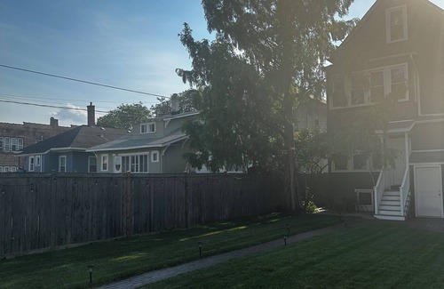 Oak Park Apartment | 8 MILES FROM DOWNTOWN CHICAGO!