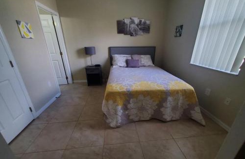 Windwood Bay House | 8 miles to Disney, 20 miles Universal, private pool, pool table, washer, dryer, cable, wifi, roku