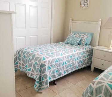 Windwood Bay House | 8 miles to Disney, 20 miles Universal, private pool, pool table, washer, dryer, cable, wifi, roku