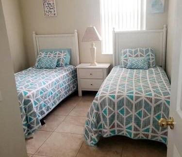 Windwood Bay House | 8 miles to Disney, 20 miles Universal, private pool, pool table, washer, dryer, cable, wifi, roku