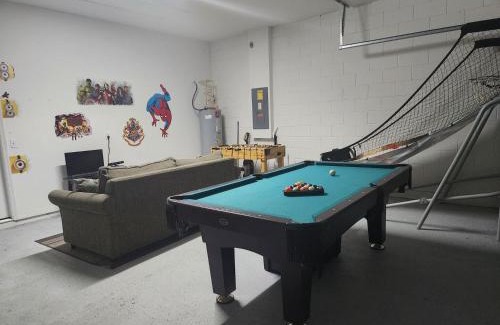 Windwood Bay House | 8 miles to Disney, 20 miles Universal, private pool, pool table, washer, dryer, cable, wifi, roku