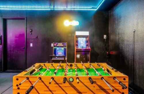 Indio House | 8 min to Coachella Heated Pool Karaoke Arcade