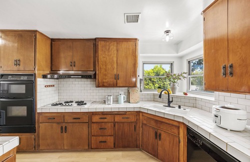 Fullerton House | 8 mins to Disney! Ranch home w/POOL- King bed! Sleep 10