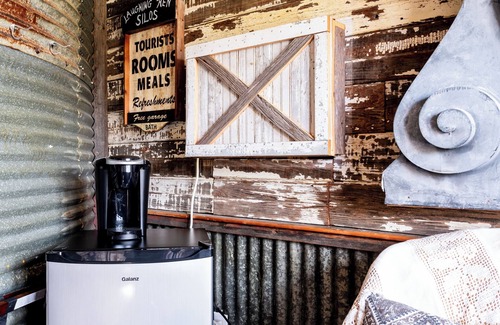 La Grange Cottage | 8 Minutes from Round Top! Your Silo-Bration DestinationnStoneHENge Silo #2