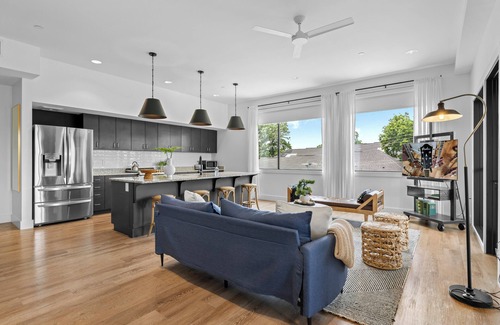 Historic Waverly Condo | 8 Minutes to Broadway-Balcony-King Beds-Walkable