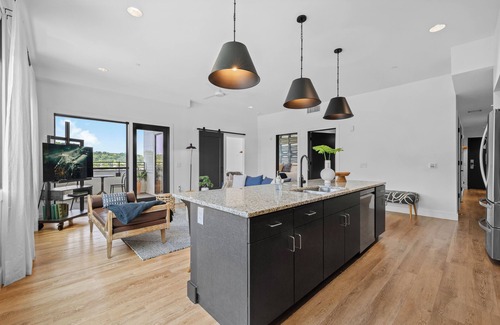 Historic Waverly Condo | 8 Minutes to Broadway-Balcony-King Beds-Walkable