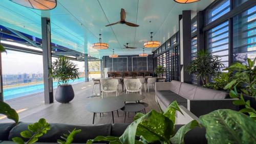 Sungai Penchala Apartment | 8 Mossaz skypool 5mins to 1U and Ikea atEmpire City by Light House