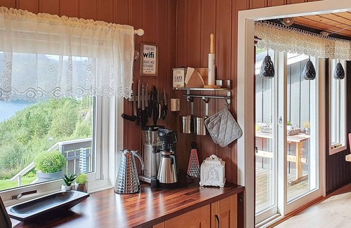 Snillfjord House | 8 person holiday home in Sundlandet