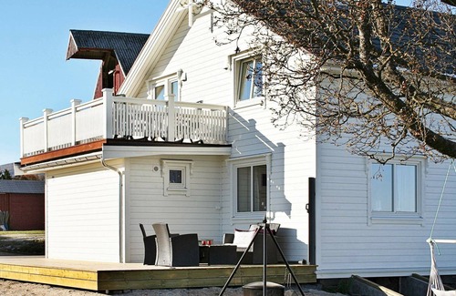 Tromso House | 8 person holiday home in KVALØYA