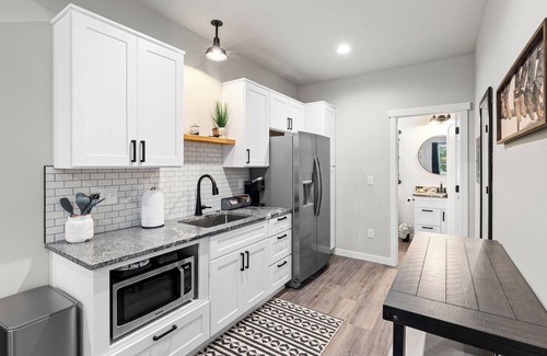 Dennis House | 8 Private Bungalow Suites @ Barndo Bungalows in Granbury, TX! Sleeps 26