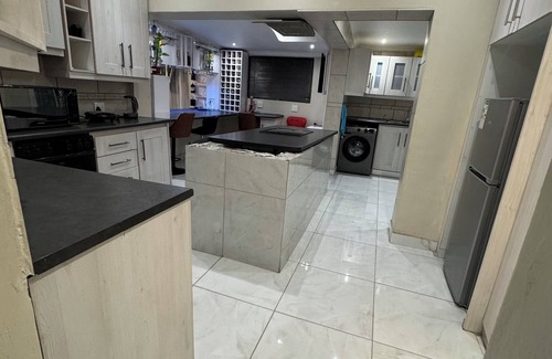 Kraaifontein House | 8 Sleeper, family friendly house with a charming swimming pool in Cape Town.