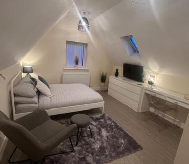 Filton Apartment | 8 Studio, cosy loft, 50m to Airbus, bus-stop 20m,