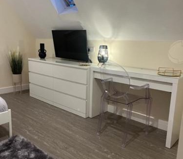 Filton Apartment | 8 Studio, cosy loft, 50m to Airbus, bus-stop 20m,