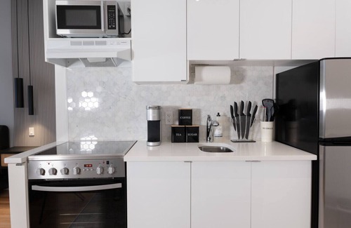 Plateau Mont Royal Apartment | #8 - Studio/Plateau/St-Denis/SelfCheck-In/AC/TV