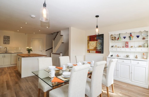 Malmesbury Cottage | 8 THE LIGHT, pet friendly, character holiday cottage in Malmesbury