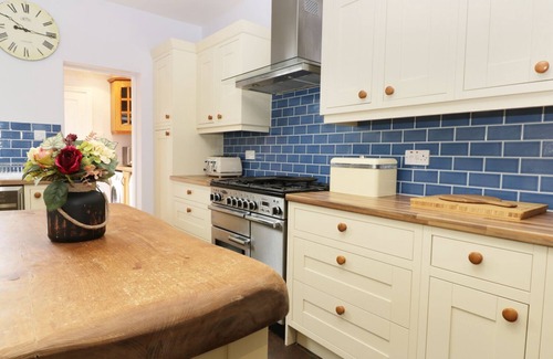 Hornsea Cottage | 8 WILTON ROAD, pet friendly, character holiday cottage in Hornsea