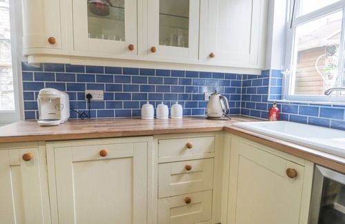 Hornsea Cottage | 8 WILTON ROAD, pet friendly, character holiday cottage in Hornsea
