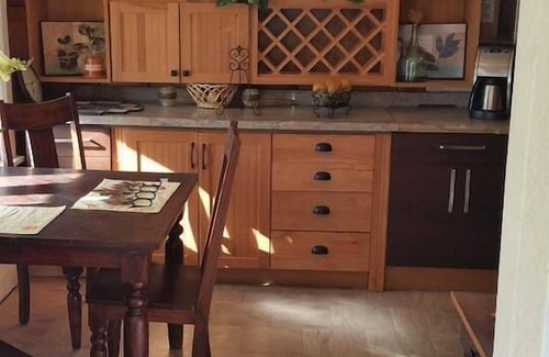 Downtown Klamath Falls House | 80+Day Stay⭐2 Kings Smarthouse | Jetted Tub | BBQ, Firepit, Patio Set, Fenced Ya