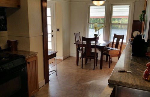 Downtown Klamath Falls House | 80+Day Stay⭐2 Kings Smarthouse | Jetted Tub | BBQ, Firepit, Patio Set, Fenced Ya