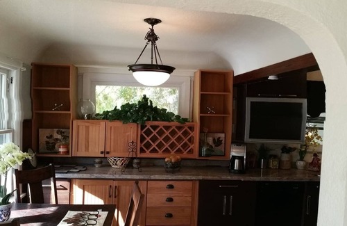 Downtown Klamath Falls House | 80+Day Stay⭐2 Kings Smarthouse | Jetted Tub | BBQ, Firepit, Patio Set, Fenced Ya