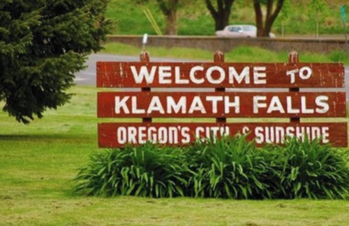 Downtown Klamath Falls House | 80+ Day Stays in 5 Kings Smarthouse❤️Spa Bath + Jetted Tub | Huge BBQ, Outdoor