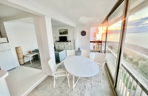 Mandelieu-la-Napoule Beach Apartment | 80 m², 2 BEDROOM - INCREDIBLE FRONT SEA VIEW - 1min Pool, Beach, Tennis…