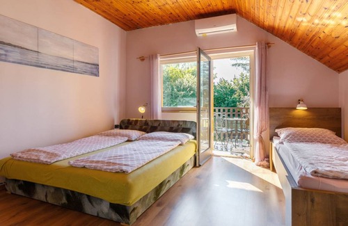Balatonkenese House | 80 m² House ∙ 1 bedroom ∙ 6 guests