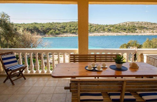 Zirje House | 80 m² House ∙ 4 bedrooms ∙ 8 guests