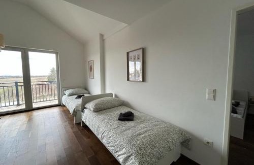 Fohrenhain Apartment | 80 m2 Rooftop Apartment with Balcony & Free Parking