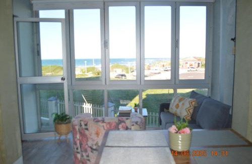 Pollok Beach Apartment | 80 Steps to the Sea
