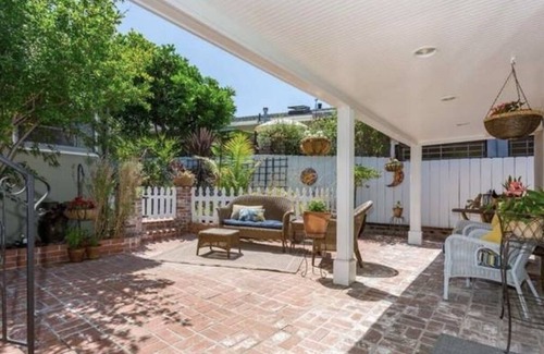 Kensington Cottage | 800 sq ft oasis in kensington