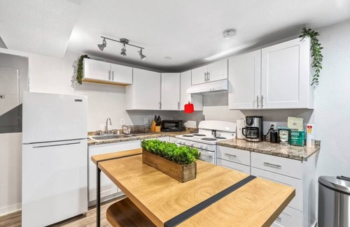 Alamo Placita House | 800 SQFT Basement w/Full Kitchen + Near Downtown