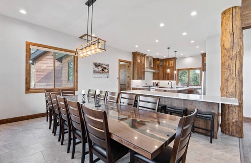 Island Park House | 8000+ SQ FT Luxe Mountain Lodge | 85 Acres| 8BR | Hot Tub, Views & Privacy in Island Park
