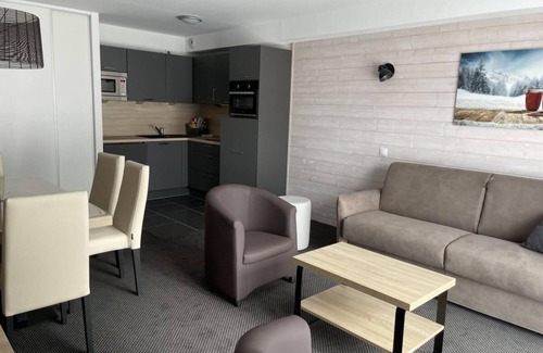 Eaux-Bonnes Apartment | 80m from resort center, view ski slopes, swimming pool, balcony, tv, ski locker, 52m², Gourette