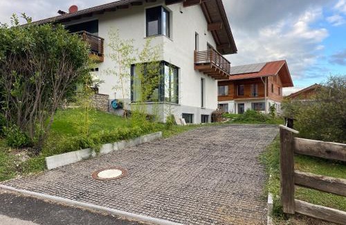 Irschenberg Apartment | 80qm Appartement, 3 Schlaf-Zimmer, integrierter Küche und Bad, 2min von A8, Garten mit Sitzgruppe, ruhig und modern