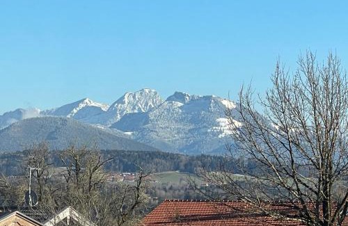 Irschenberg Apartment | 80qm Appartement, 3 Schlaf-Zimmer, integrierter Küche und Bad, 2min von A8, Garten mit Sitzgruppe, ruhig und modern