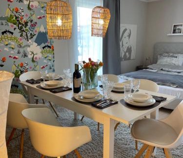 Irschenberg Apartment | 80qm Appartement, 3 Schlaf-Zimmer, integrierter Küche und Bad, 2min von A8, Garten mit Sitzgruppe, ruhig und modern