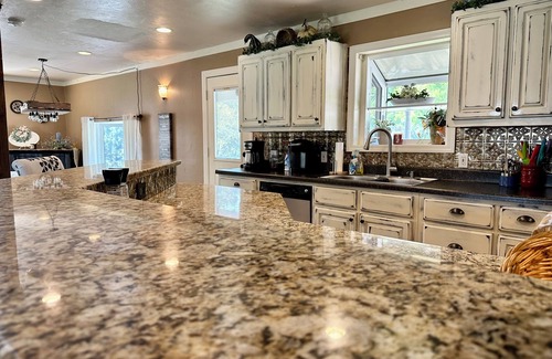 Eufaula House | 80’s Retro Themed Lakefront with Amazing Views Game Rm Open Cabin-Fiber WiFi