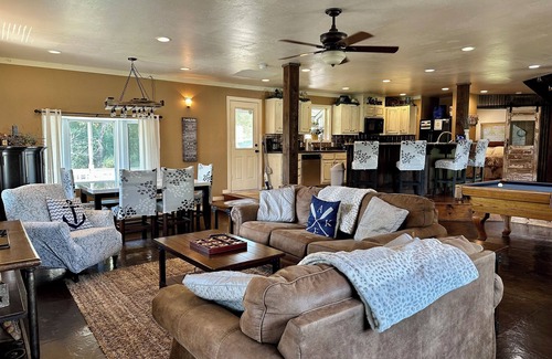Eufaula House | 80’s Retro Themed Lakefront with Amazing Views Game Rm Open Cabin-Fiber WiFi