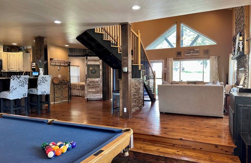 Eufaula House | 80’s Retro Themed Lakefront with Amazing Views Game Rm Open Cabin-Fiber WiFi
