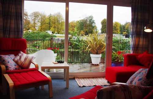 Bont Newydd Ski Chalet | 81 Glan Gwna chalet with lakeside balcony