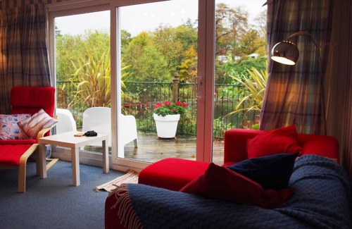 Bont Newydd Ski Chalet | 81 Glan Gwna chalet with lakeside balcony