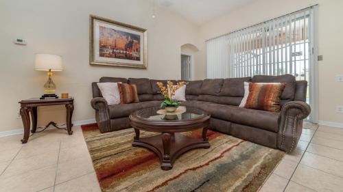 Windsor Palms House | 8190 Fan Palm