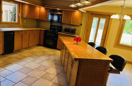 King House | 8200Sq. Ft. 3 acre vacation home w indoor pool 15 minutes to Canada` Wonderland
