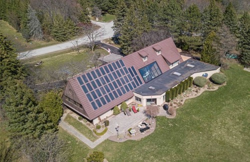 King House | 8200Sq. Ft. 3 acre vacation home w indoor pool 15 minutes to Canada` Wonderland