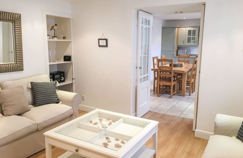 Cullen Cottage | 85 SEATOWN, family friendly, character holiday cottage in Cullen